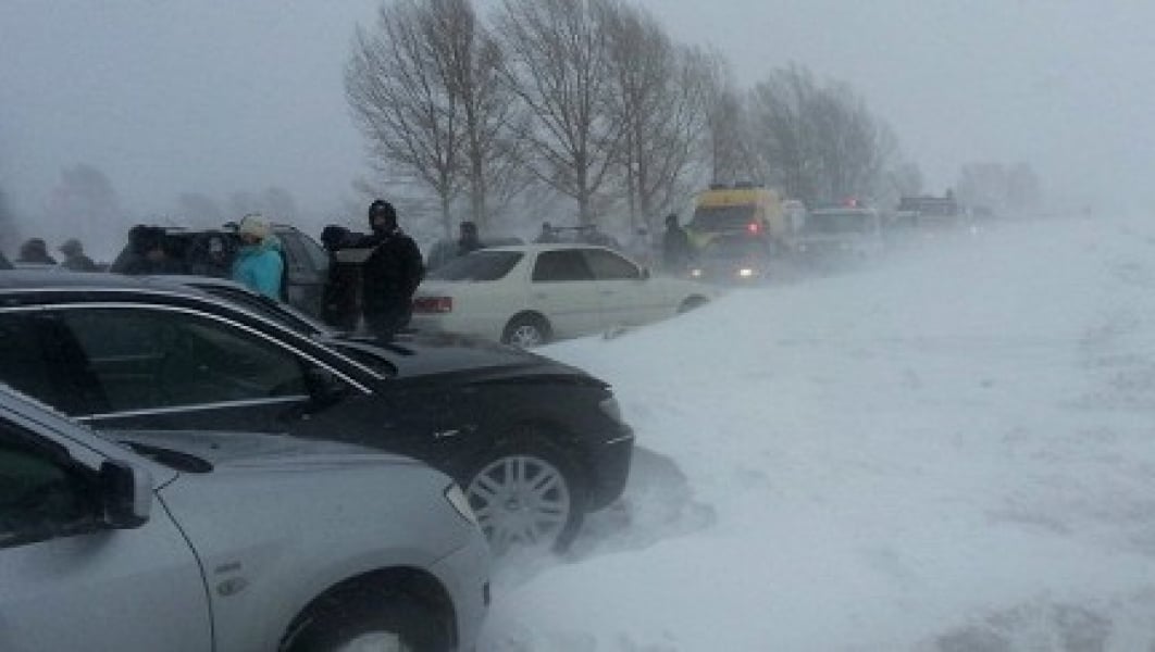 Восемь автомобилей застряли в сугробе на трассе Одесской области  