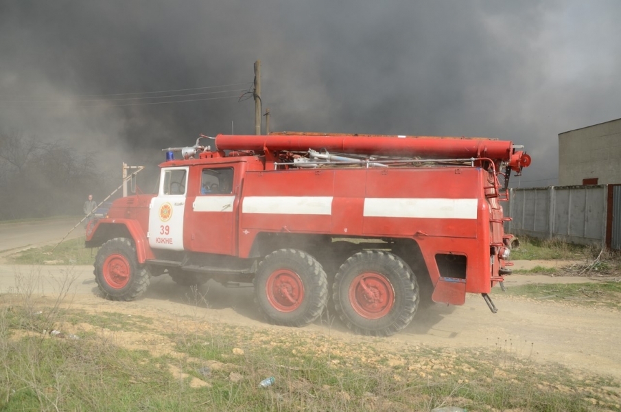 Спасатели потушили гигантский пожар в городе Южном под Одессой