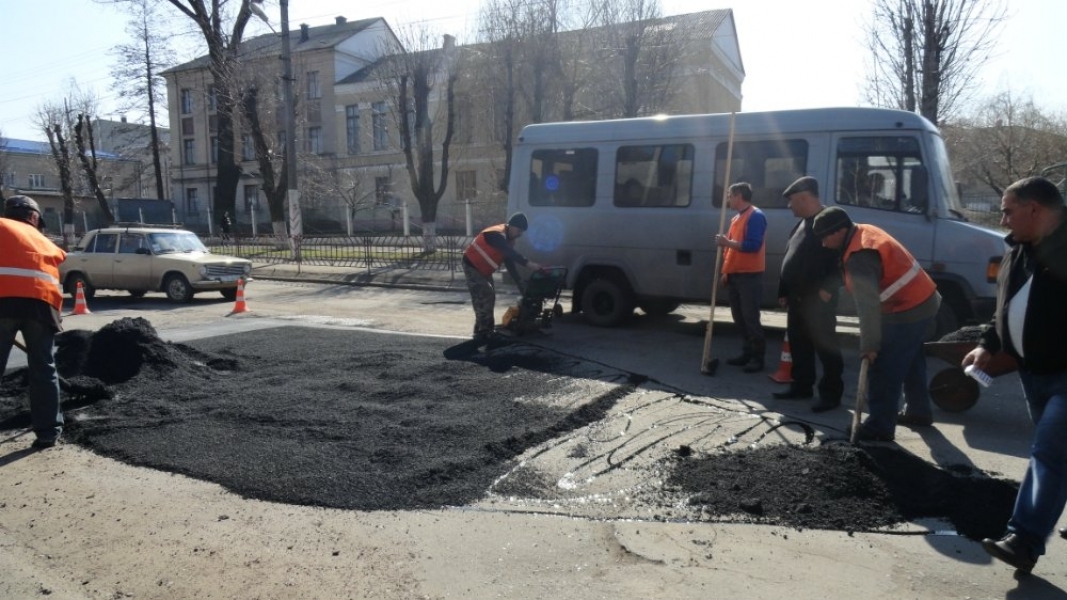 Дорожники Котовска Одесской области ликвидируют ямы на главных улицах города