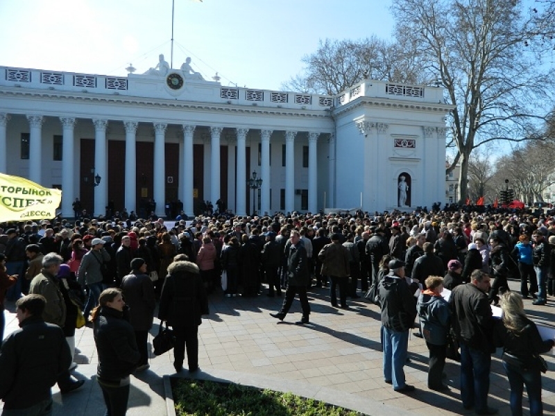 Почти тысяча человек взяла в осаду одесскую мэрию 