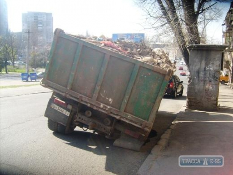 В центре Одессы образовался огромный провал на дороге (фото)