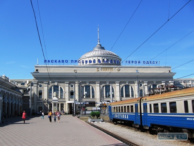 Полиция эвакуировала тысячи людей с одесского ж/д вокзала