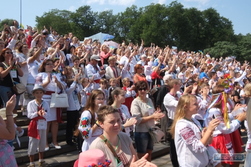Более 3 тыс. человек в вышиванках собрались на Потемкинской лестнице в Одессе (фото)