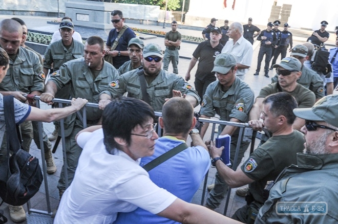 Противники Труханова подрались с муниципальной охраной у мэрии Одессы