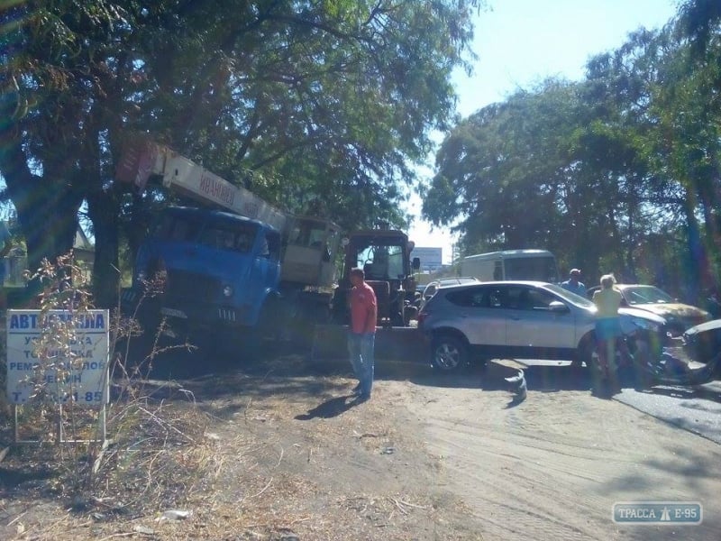 Масштабное ДТП заблокировало дорогу на Совиньон под Одессой (фото)