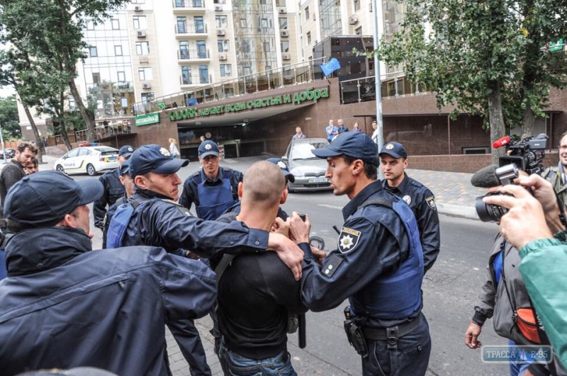Полиция задержала у здания Генконсульства России лидера одесского 