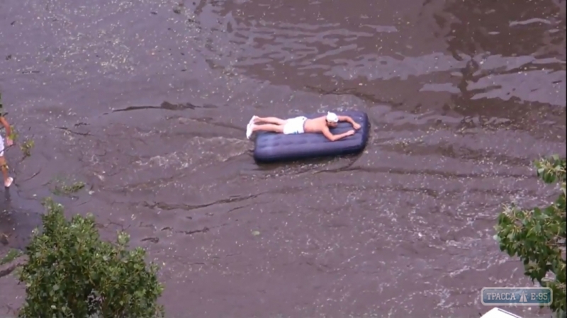 Одесситы купаются на затопленных улицах, как в море (видео)