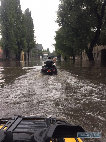 Спасатели на квадроциклах помогают одесским водителям (фото)