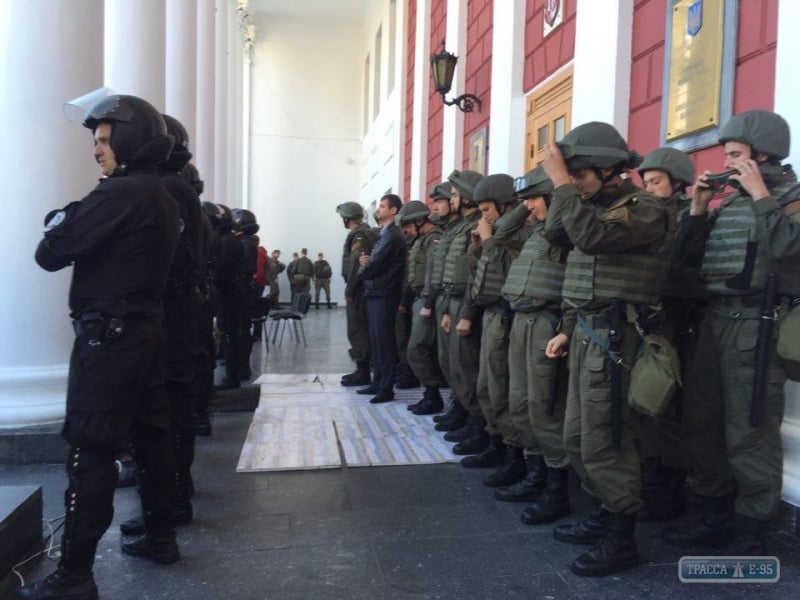 Сторонники и противники одесской власти столкнулись под зданием мэрии