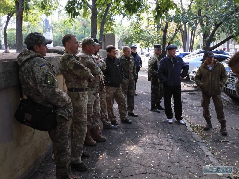 В центре Одессы задержали подозрительный автобус с людьми в камуфляже (фото)