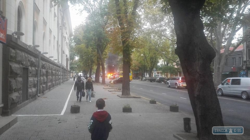 Маршрутка загорелась на ходу в центре Одессы (фото)