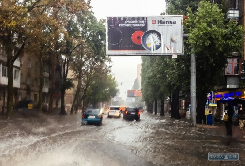 Дождь снова превратил одесские улицы в реки (фоторепортаж)