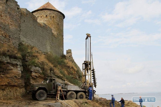 Строители укрепляют аварийную стену Аккерманской крепости под Одессой (фото)