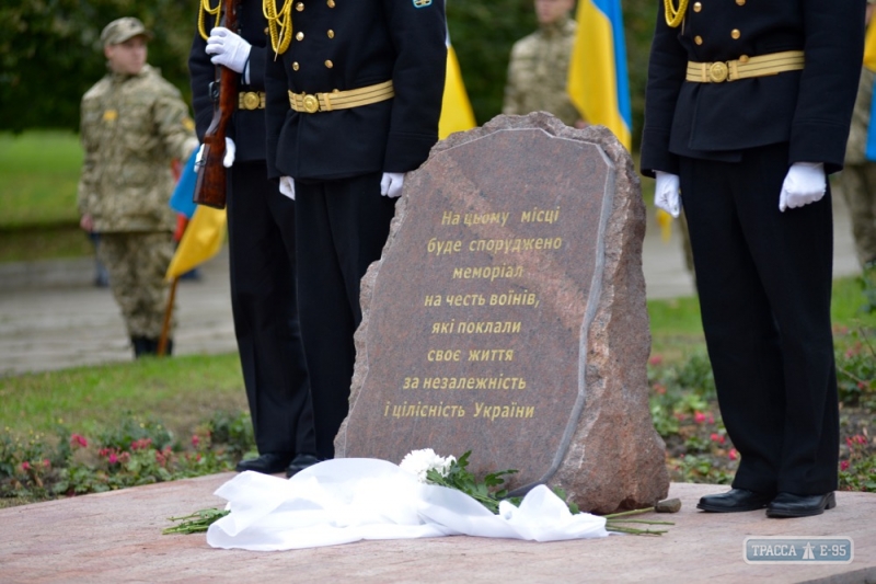 В Одессе на месте будущего мемориала погибшим бойцам АТО заложили памятный камень (фото)
