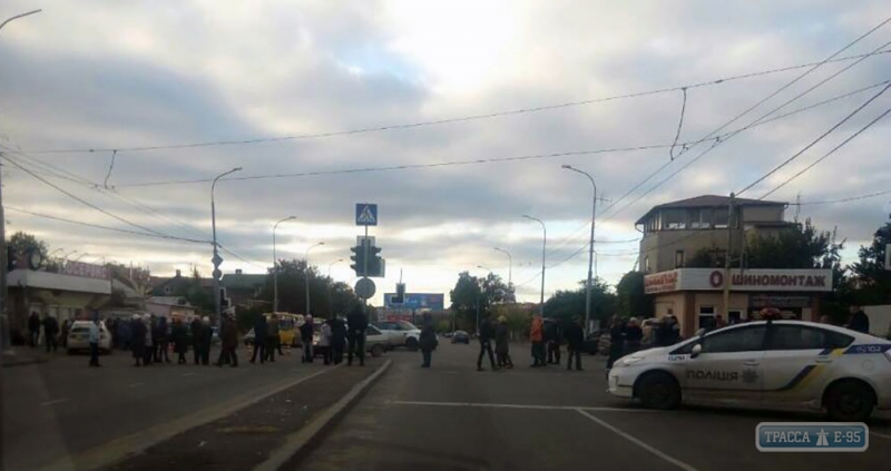 В Одессе продолжается транспортный коллапс. Горожане перекрыли третью оживленную магистраль  