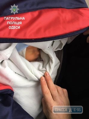 Одессит нашел младенца в сумке и передал его патрульным