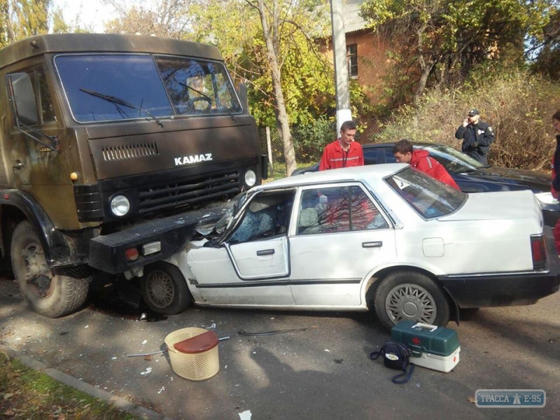 Автомобиль выехал на встречку и врезался в КамАЗ в Одессе (фото)