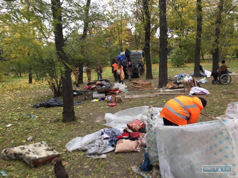 Коммунальщики демонтировали палаточный городок бездомных в центре Одессы