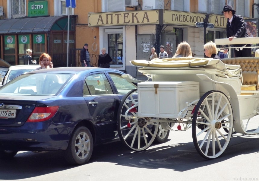 Карета с лошадьми въехала в автомобиль в центре Одессы