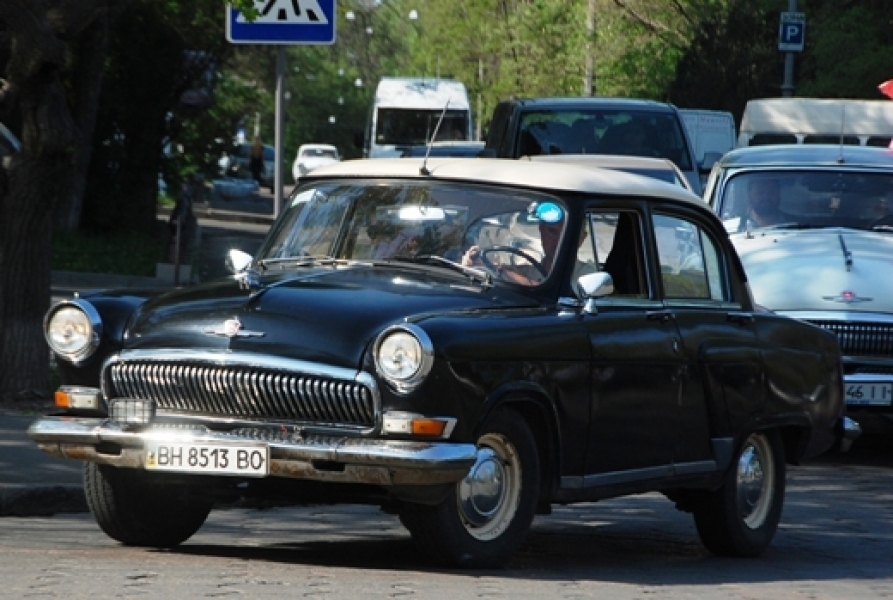 Участники приуроченного ко Дню Победы автопробега на ретроавтомобилях прибыли в Одессу (фото)