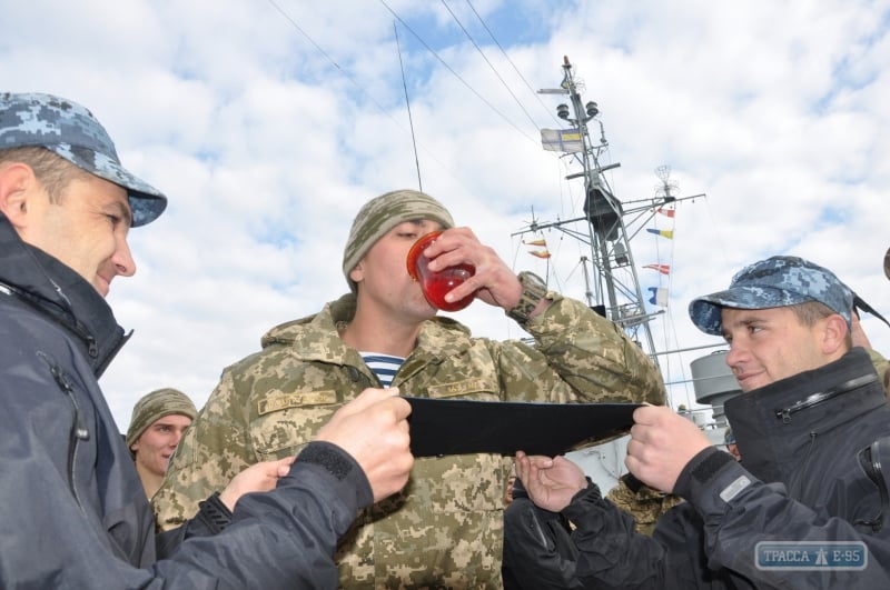 Будущие офицеры морской пехоты в Одессе выпили морской воды и приняли присягу 