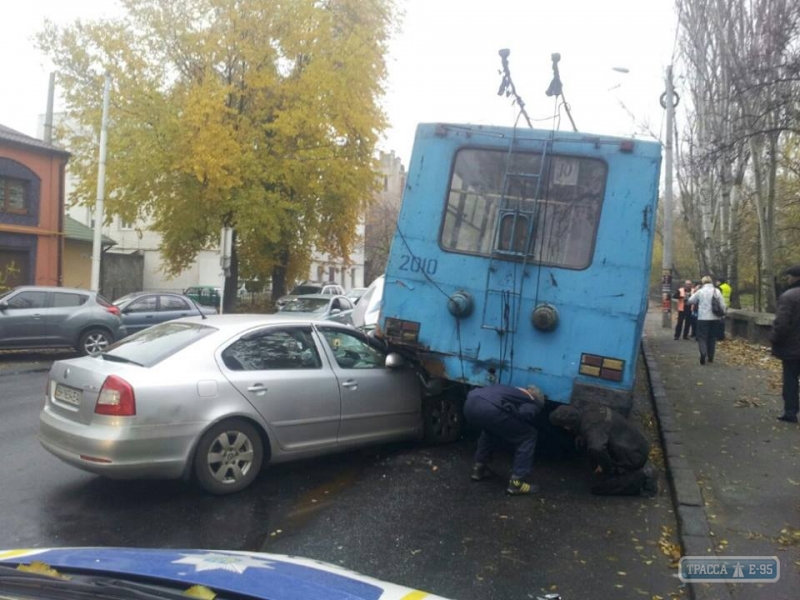 Автомобиль врезался в троллейбус в центре Одессы (фото)