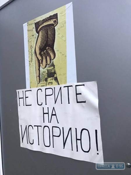 Против туалета