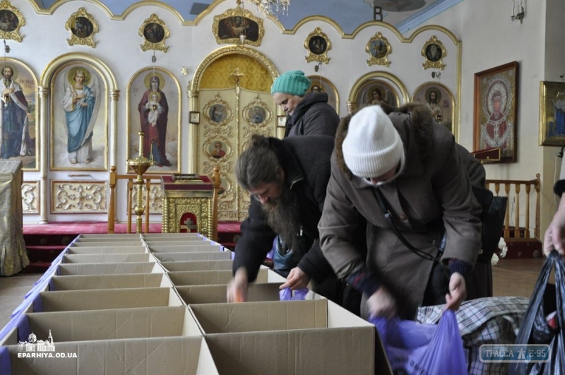 Переселенцы с востока Украины получили гуманитарную помощь от Одесской епархии