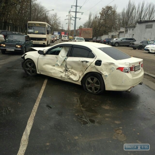 Четыре автомобиля столкнулись в Одессе (фото)