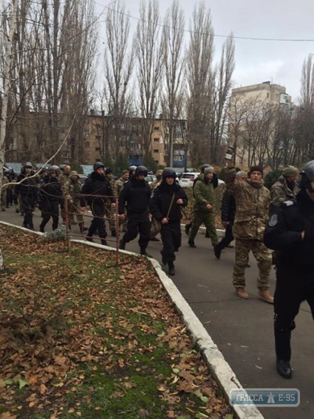 Неизвестные в камуфляже ворвались в здание Одесской таможни и разгромили один из кабинетов