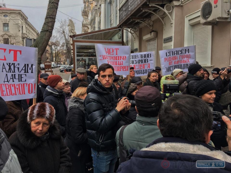 Одесситы штурмовали управление архитектуры, протестуя против застройки Дачи Ковалевского (фото)