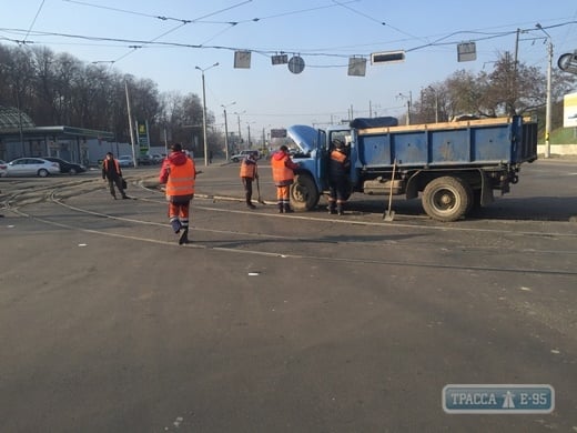 Коммунальщики снимают асфальт под Пересыпским мостом в Одессе (фото)