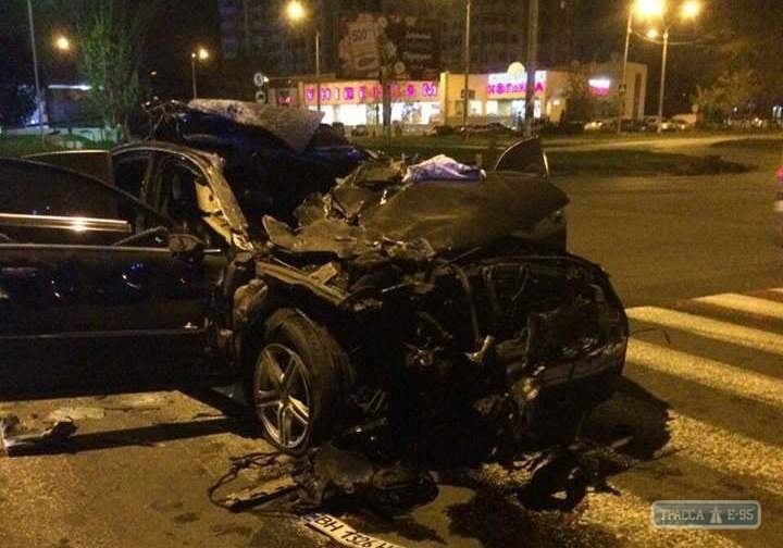 Угонщик, спасаясь от полиции на краденом авто, въехал в клумбу и разбил маршрутку (фото) 