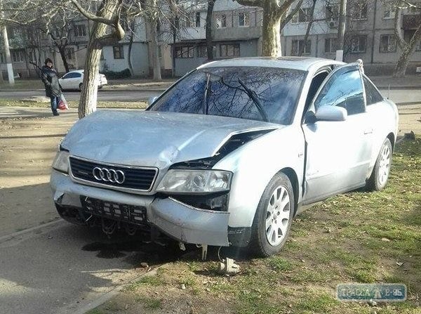 Неизвестные устроили стрельбу и ранили мужчину возле суда в Одессе