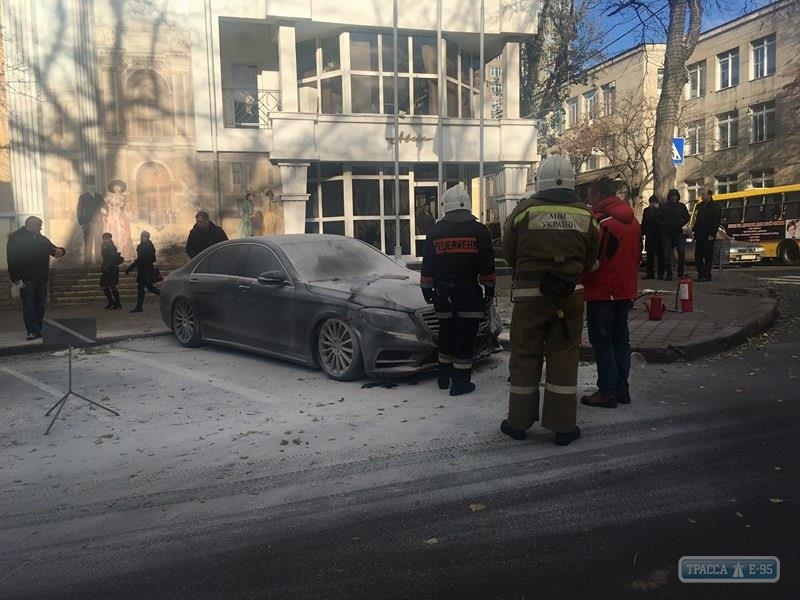 В центре Одессы средь бела дня подожгли элитный автомобиль (фото)