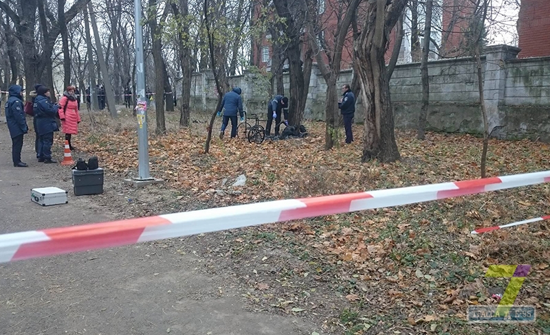 В парке в центре Одессы нашли обугленный труп человека