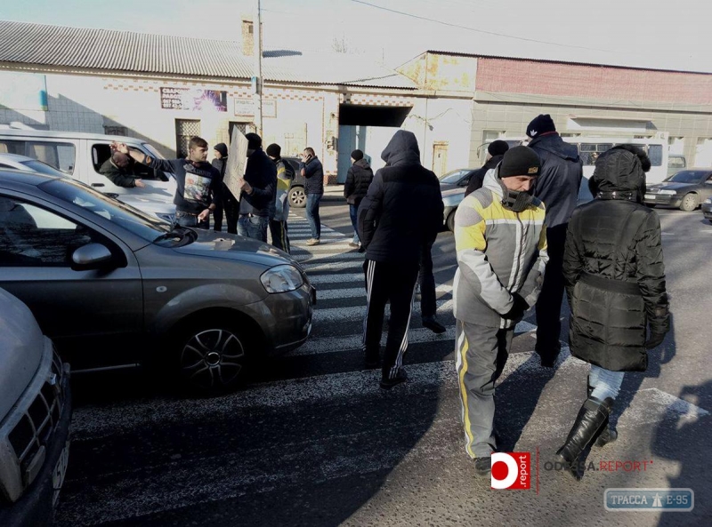 Работники АЗС заблокировали движение по Пересыпи в Одессе (фото)