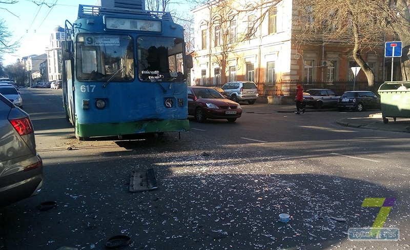 Внедорожник врезался в троллейбус в центре Одессы (фото)