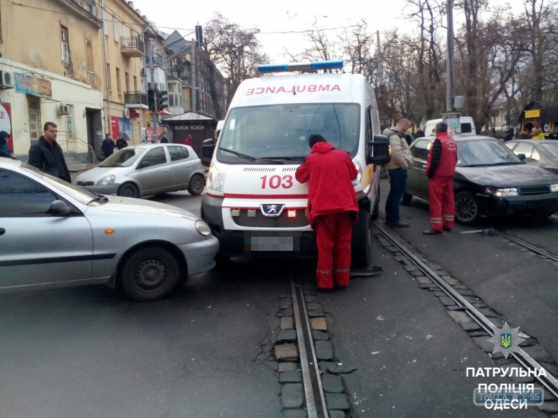 Три авто, в том числе скорая помощь, столкнулись в центре Одессы (фото)