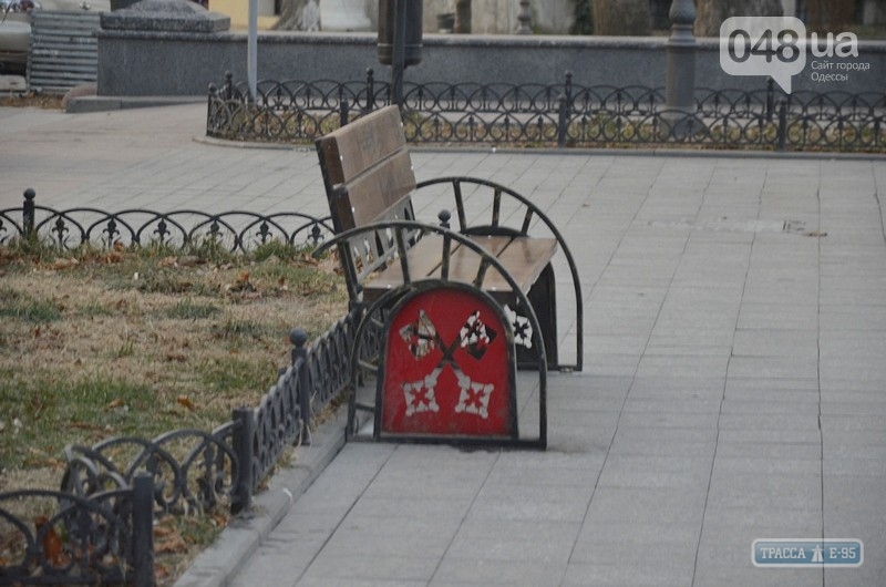 Аллею городов-побратимов в центре Одессы сравняли с землей, а подаренные розы уничтожили