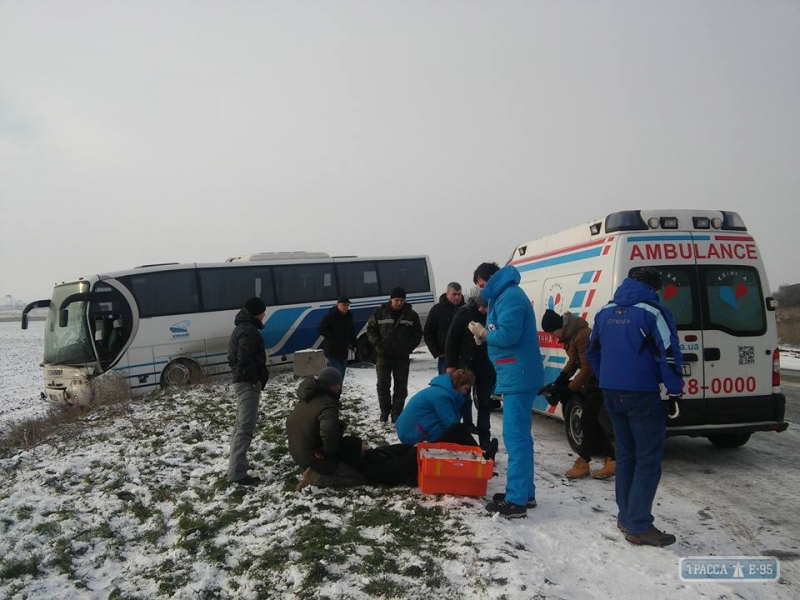 Под Одессой автобус съехал в кювет из-за гололеда (фото)