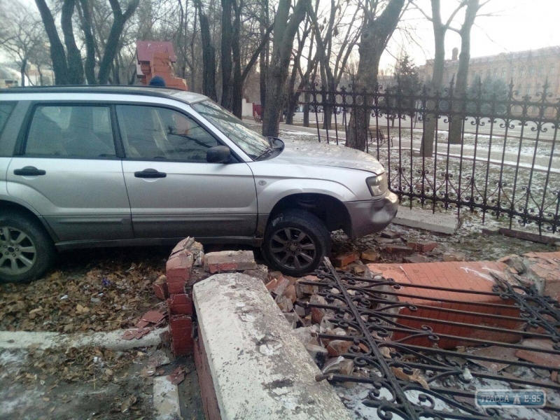 Автомобиль снес забор Военной академии в Одессе