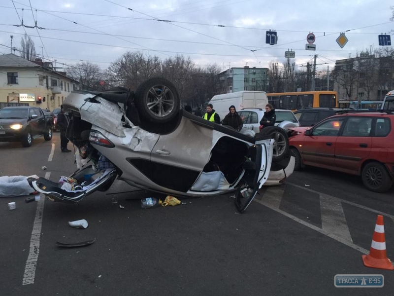 Lexus перевернулся в результате ДТП в Одессе (фото)