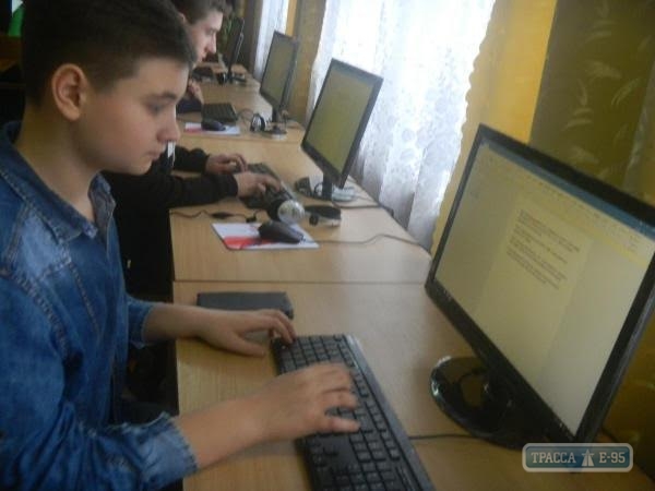 Школьники райцентра на севере Одесщины получили компьютеры от правительства Китая