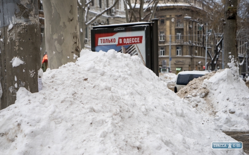 Одесская мэрия просит предприятия своевременно убирать снег во время непогоды