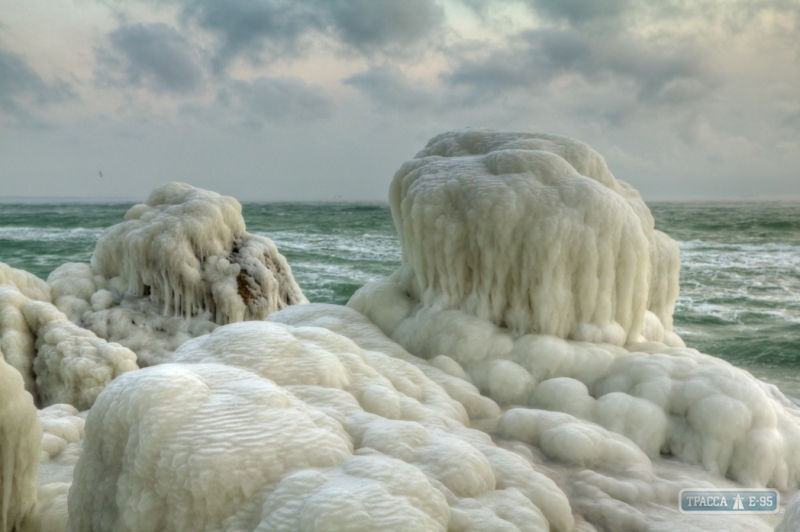 У берегов Одессы начало замерзать море, а пирсы превратились в глыбы льда (фото)