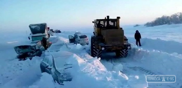 В Одесской области намело сугробы больше человеческого роста (фото)