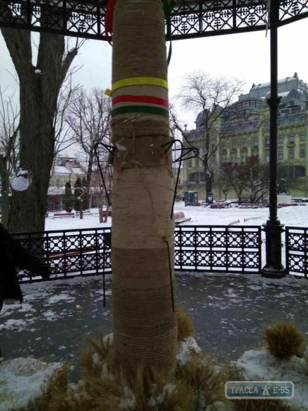 Вандалы уничтожили трехметровый дидух, установленный в одесском Горсаду на Рождество