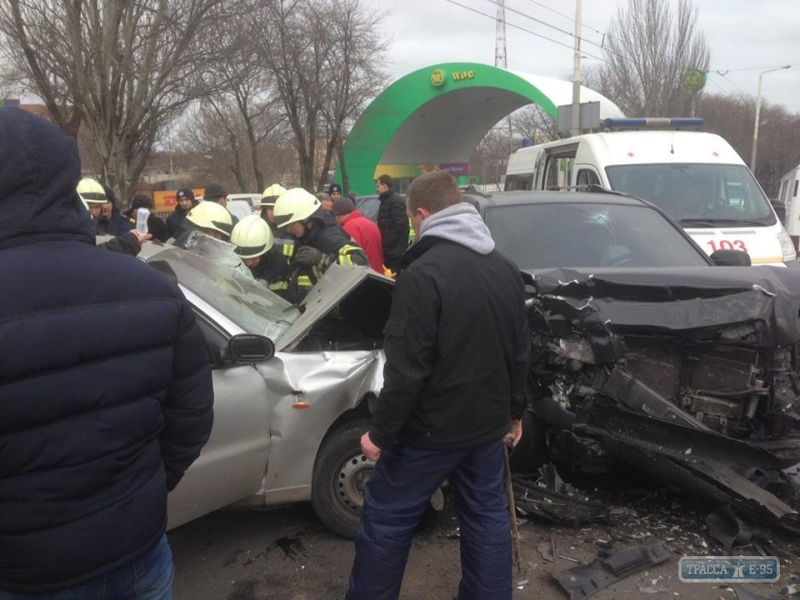 Автомобиль выехал на встречку и устроил ДТП в Одессе (фото)