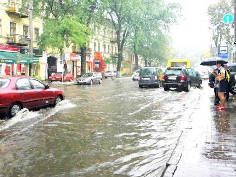 Ливень затопил улицы в центре Одессы (фото)